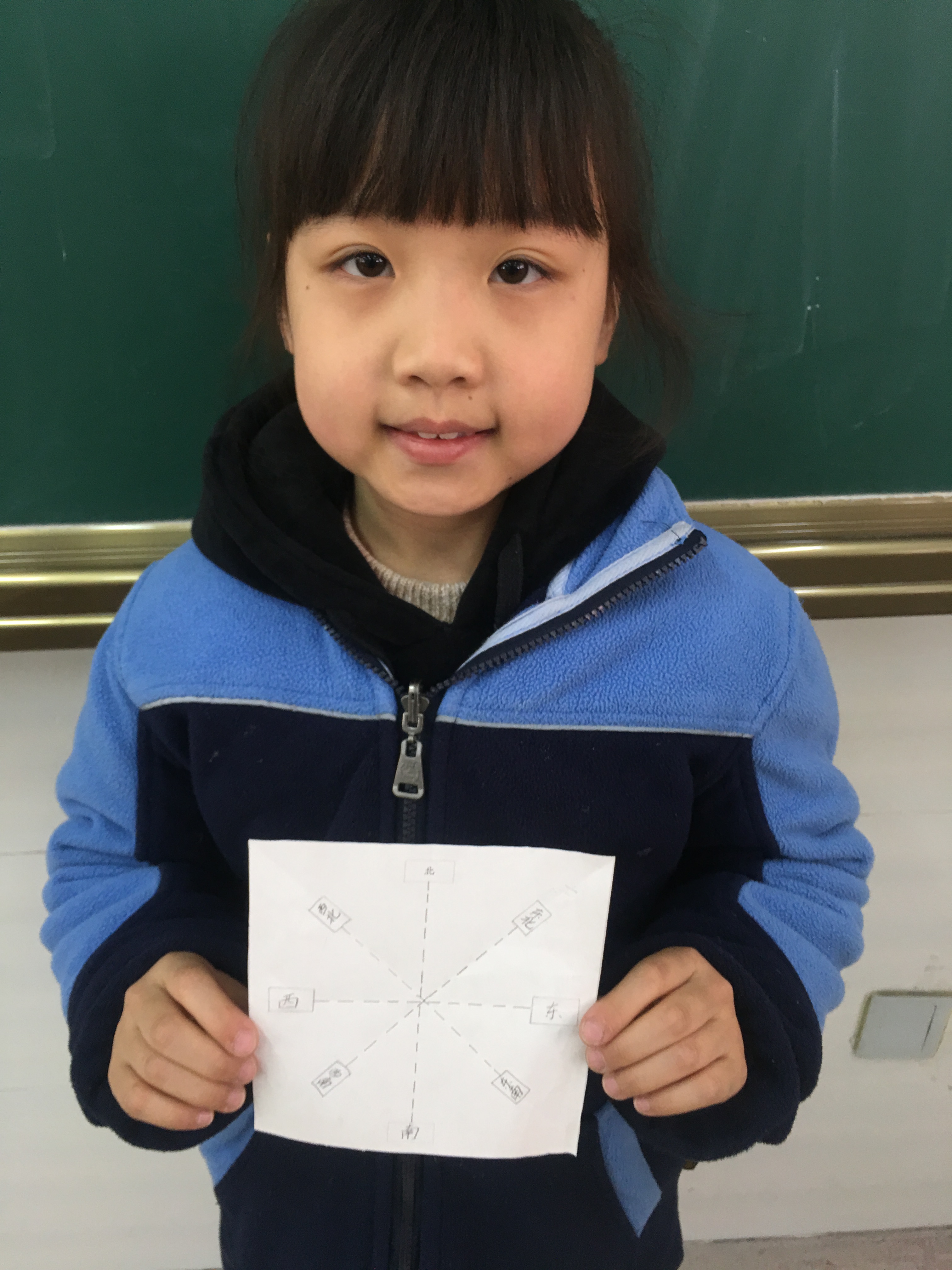 我校二年级部开展"有趣的方向板"实践活动